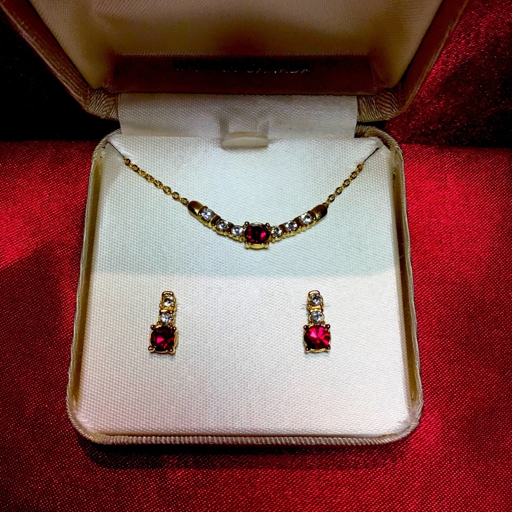 Beautiful costume necklace and earrings set.